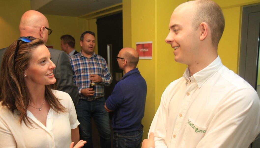 HODEJAKT: Kathinka Helland Nordmo (26) og Christer Hansen Eriksen (26), daglig leder i leieting.no, diskuterer jobbmuligheter i oppstartbedriften. Foto: Lucas H. Weldeghebriel HODEJAKT: Kathinka Helland Nordmo (26) og Christer Hansen Eriksen (26), daglig leder i leieting.no, diskuterer jobbmuligheter i oppstartbedriften. Foto: Lucas H. Weldeghebriel