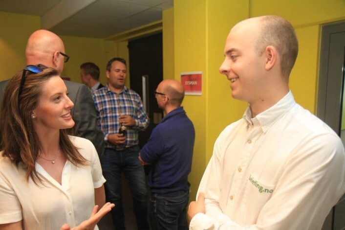 Kathinka Helland Nordmo (26) og Christer Hansen Eriksen (26), daglig leder i leieting.no, diskuterer jobbmuligheter i oppstartbedriften. Foto: Lucas H. Weldeghebriel Kathinka Helland Nordmo (26) og Christer Hansen Eriksen (26), daglig leder i leieting.no, diskuterer jobbmuligheter i oppstartbedriften. Foto: Lucas H. Weldeghebriel