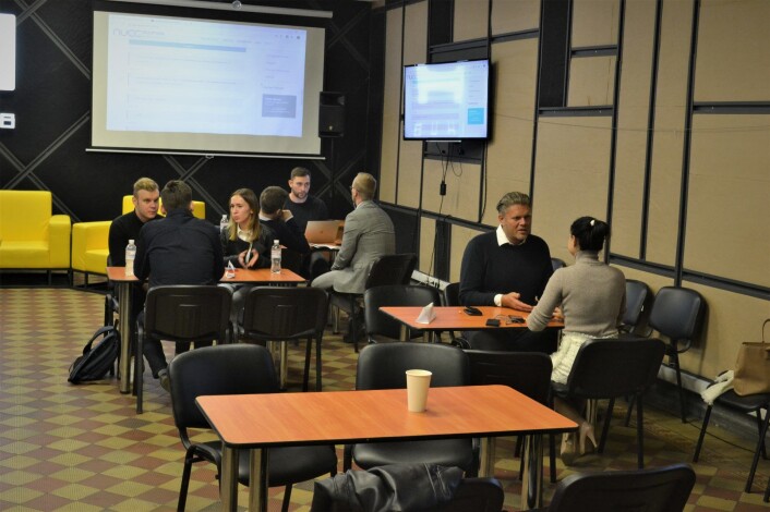 Speed-dating mellom norske selskaper og ukrainske it-tilbydere på iHub i Kiev. Speed-dating mellom norske selskaper og ukrainske it-tilbydere på iHub i Kiev.
