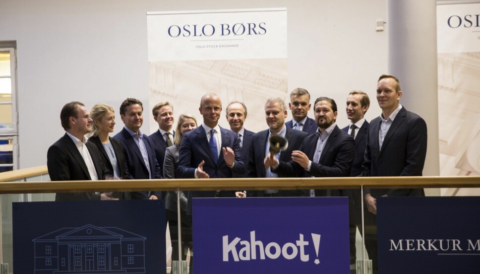 Daværende daglig leder Åsmund Furuseth i Kahoot ringer i bjella på Oslo Børs torsdag 10. oktober 2019, da selskapet ble notert på Merkur Market (nå Euronext Growth Oslo).