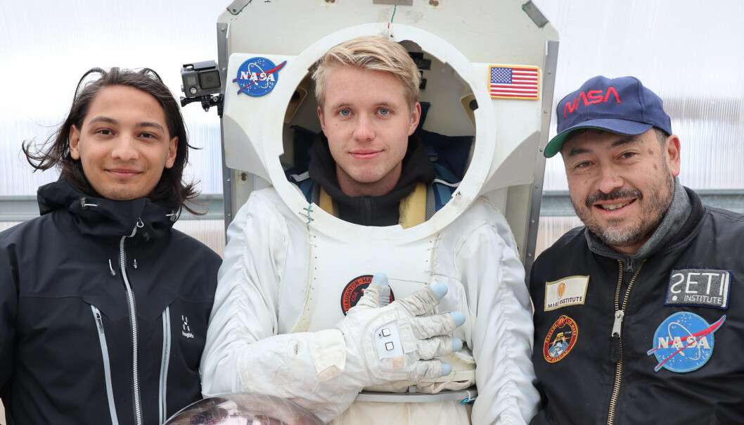 Moina Tamuly og Sondre Tagestad i Ntention sammen med planetforsker Pascal Lee ved SETI Institute og Mars Institute, samt direktør for NASA Haughton-Mars-prosjektet ved NASA Ames Research Center. Foto: Mars Institute/SETI Institute Moina Tamuly og Sondre Tagestad i Ntention sammen med planetforsker Pascal Lee ved SETI Institute og Mars Institute, samt direktør for NASA Haughton-Mars-prosjektet ved NASA Ames Research Center. Foto: Mars Institute/SETI Institute