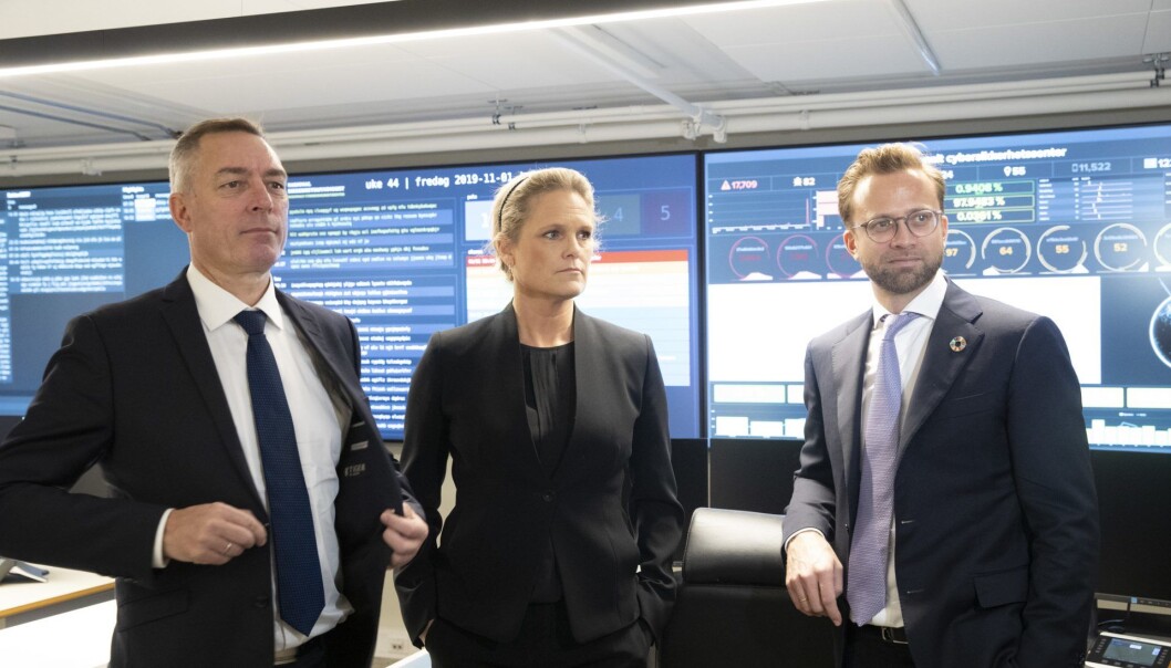 F.v. forsvarsminister Frank Bakke-Jensen, samfunnssikkerhets- og beredskapsminister Ingvil Smines Tybring-Gjedde og digitaliseringsminister Nikolai Astrup under åpningen av NSM Nasjonalt cybersikkerhetssenter.
Foto: Terje Bendiksby / NTB scanpix F.v. forsvarsminister Frank Bakke-Jensen, samfunnssikkerhets- og beredskapsminister Ingvil Smines Tybring-Gjedde og digitaliseringsminister Nikolai Astrup under åpningen av NSM Nasjonalt cybersikkerhetssenter.
Foto: Terje Bendiksby / NTB scanpix