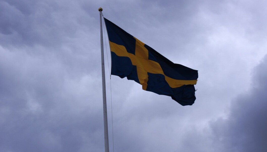 Sveriges flagg og mørke skyer. Sveriges flagg og mørke skyer.