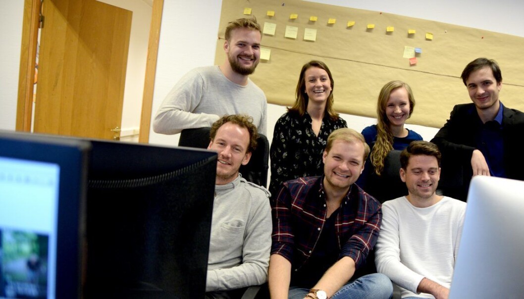 Vio-staben vil at abonnementstjenester på digitale aviser skal ligge under juletrærne i år. Fra venstre: CTO Simen Sægrov, CEO Agnes Dyvik, innholdsansvarlig Miriam Øyna, utvikler Nikolai Bakhanov. Foran, fra venstre: kommersielt ansvarlig Marcus Soknes, COO André Sebastian Værness-Wold og digitaldesigner Ørjan Windsland. Foto: Gard Michalsen Vio-staben vil at abonnementstjenester på digitale aviser skal ligge under juletrærne i år. Fra venstre: CTO Simen Sægrov, CEO Agnes Dyvik, innholdsansvarlig Miriam Øyna, utvikler Nikolai Bakhanov. Foran, fra venstre: kommersielt ansvarlig Marcus Soknes, COO André Sebastian Værness-Wold og digitaldesigner Ørjan Windsland. Foto: Gard Michalsen