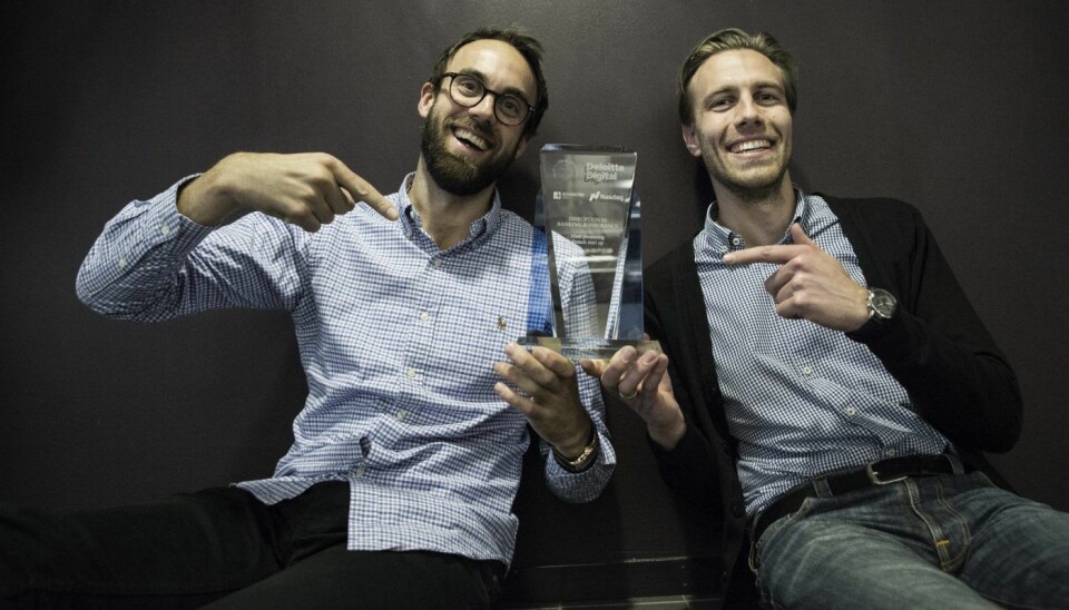 Håvard Landrø Nilsen og Axel Sjøstedt i Cloud Insurance med premien fra True Global Ventures. Foto: Per-Ivar Nikolaisen
