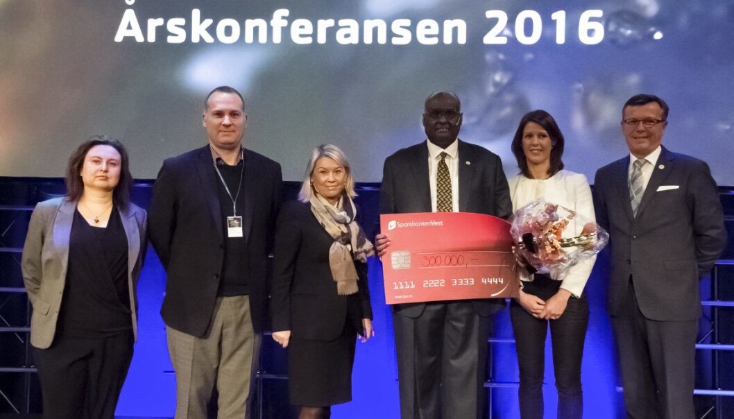 Prisvinneren sammen med (fra venstre) Malgorzata Barczyk (Forretningsutvikler i Bergen Teknologioverføring) Anders Haugland (administrerende direktør i Bergen Teknologioverføring) , Monica Mæland, Kamal Mustafa, Ragnhild Janbu Fresvik (Konserndirektør bedrift, Sparebanken Vest) og Dag Rune OIsen (rektor ved Universitetet i Bergen). Foto: Joakim Birkelund Prisvinneren sammen med (fra venstre) Malgorzata Barczyk (Forretningsutvikler i Bergen Teknologioverføring) Anders Haugland (administrerende direktør i Bergen Teknologioverføring) , Monica Mæland, Kamal Mustafa, Ragnhild Janbu Fresvik (Konserndirektør bedrift, Sparebanken Vest) og Dag Rune OIsen (rektor ved Universitetet i Bergen). Foto: Joakim Birkelund