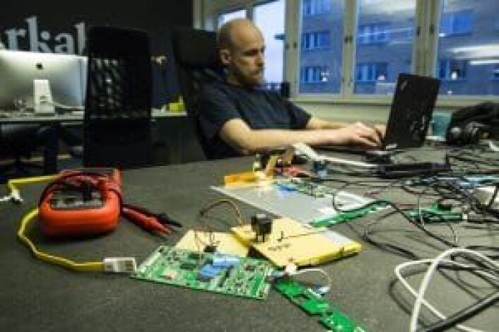 CTO Martin Sandsmark og det rette utstyret for en hardwarestartup.. Foto: Per-Ivar Nikolaisen CTO Martin Sandsmark og det rette utstyret for en hardwarestartup.. Foto: Per-Ivar Nikolaisen