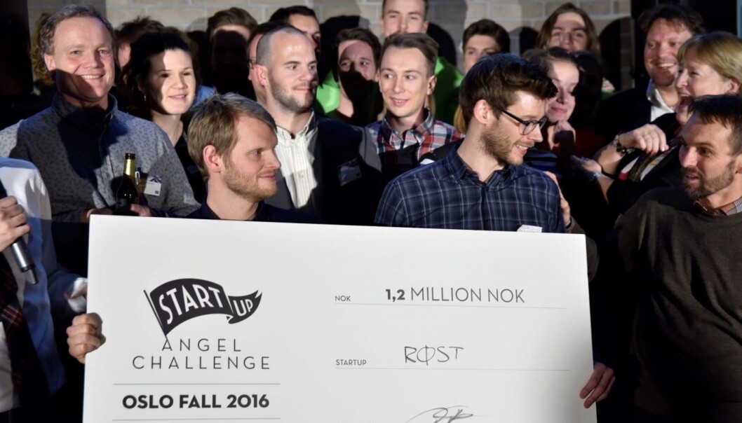 BAK SJEKKEN: Trond og Sverre Simonsen mottar en sjekk på 1,2 millioner kroner etter at de vant tirsdagens Angel Challenge-finale. Foto: Angel Challenge. BAK SJEKKEN: Trond og Sverre Simonsen mottar en sjekk på 1,2 millioner kroner etter at de vant tirsdagens Angel Challenge-finale. Foto: Angel Challenge.
