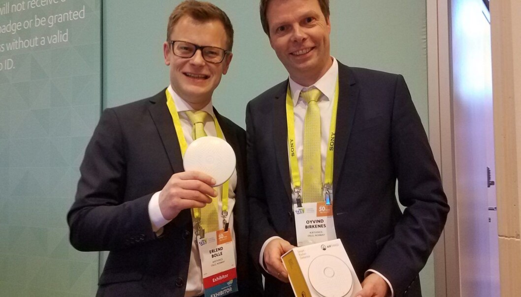 Teknisk sjef Erlend Bolle og administererende direktør Øyvind Birkenes i Airthings på forbrukerelektronikk-messen CES i Las Vegas. Foto: AirThings Teknisk sjef Erlend Bolle og administererende direktør Øyvind Birkenes i Airthings på forbrukerelektronikk-messen CES i Las Vegas. Foto: AirThings