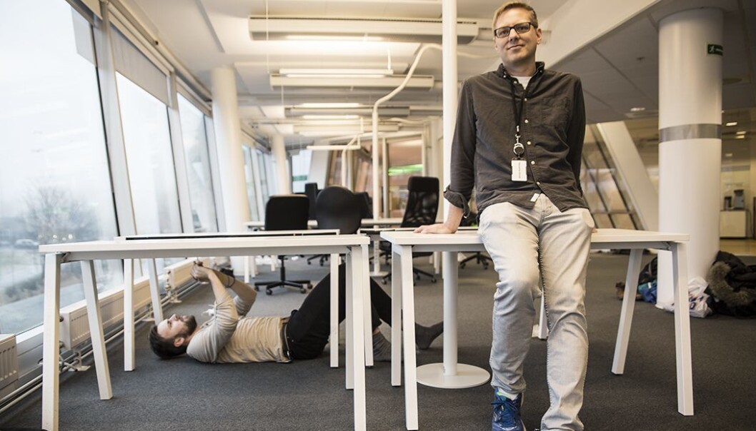 CTO Marius Aabel og Jon Lind Onstad (skruende) i No Isolation på plass i nye lokaler . Foto: Per-Ivar Nikolaisen CTO Marius Aabel og Jon Lind Onstad (skruende) i No Isolation på plass i nye lokaler . Foto: Per-Ivar Nikolaisen