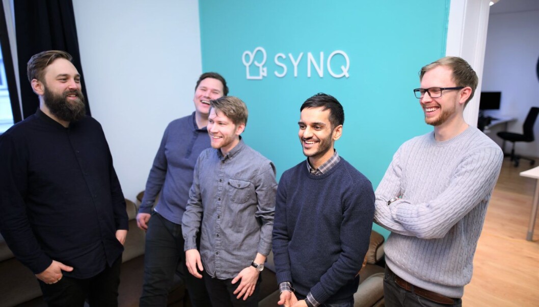 En del av Synq-teamet (f.v.)Halvard Eggen (utvikler), Stian Hauge (medgründer og daglig leder),
Kasper-Niclas Andersen (medgründer og designer), Majid Malik (markedssjef), Pål Torgersen (COO). Foto : Lucas H. Weldeghebriel. En del av Synq-teamet (f.v.)Halvard Eggen (utvikler), Stian Hauge (medgründer og daglig leder),
Kasper-Niclas Andersen (medgründer og designer), Majid Malik (markedssjef), Pål Torgersen (COO). Foto : Lucas H. Weldeghebriel.