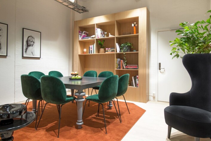 Uformelt møterom med bokhylle på Spaces. Foto: Robert S. Eik. Uformelt møterom med bokhylle på Spaces. Foto: Robert S. Eik.