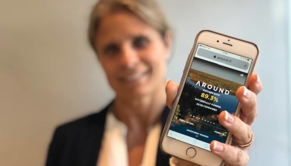 Camilla Andersson, ansvarlig for etablering av AROUND i Norge,
viser den finske versjonen på mobil.