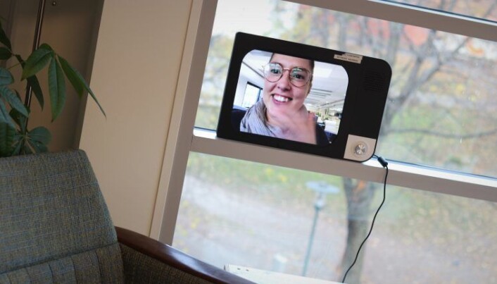 I tillegg til å laste inn bilder i et digitalt fotoalbum, kan familier bruker Komp til videochat. Foto: Torill Henriksen I tillegg til å laste inn bilder i et digitalt fotoalbum, kan familier bruker Komp til videochat. Foto: Torill Henriksen