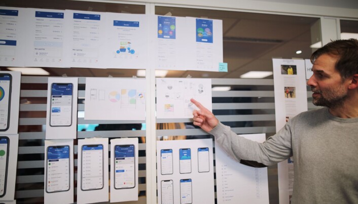 Thomas Allan Nygaard viser noen prototyper på funksjonalitet i mobilbanken. Thomas Allan Nygaard viser noen prototyper på funksjonalitet i mobilbanken.