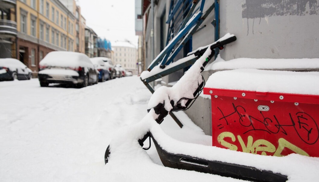 I helgen kom de første centimeterne med snø i Oslo. Ikke aller sparkesyklene ble hentet inn i tide. I helgen kom de første centimeterne med snø i Oslo. Ikke aller sparkesyklene ble hentet inn i tide.
