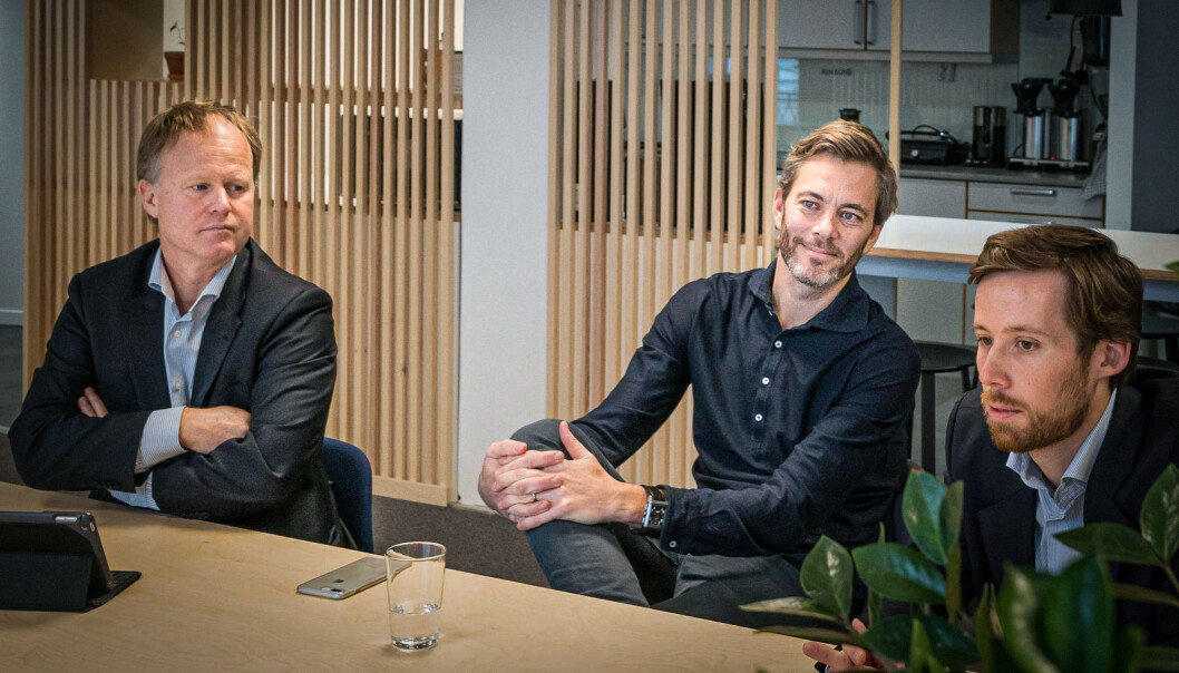 Gründer Andreas Thorsheim (midten) i Otovo selger aksjer for 10 millioner. Her med porteføljeforvalter John Harald Henriksen (t.v.) i KLP Kapitalforvaltning og investeringsdirektør Eivind Egeland Olsen i Nysnø klimainvesteringer. Gründer Andreas Thorsheim (midten) i Otovo selger aksjer for 10 millioner. Her med porteføljeforvalter John Harald Henriksen (t.v.) i KLP Kapitalforvaltning og investeringsdirektør Eivind Egeland Olsen i Nysnø klimainvesteringer.
