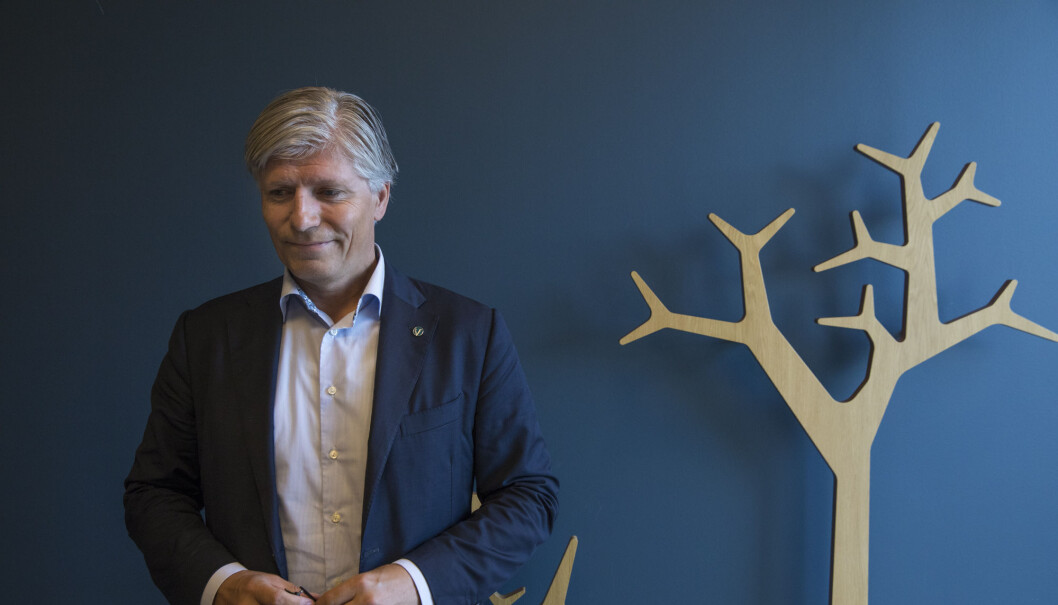 Klima- og miljøminister Ola Elvestuen deler ut penger for å kutte utslipp fra hurtigbåter langs hele kysten. Foto: Berg-Rusten, Ole / NTB scanpix Klima- og miljøminister Ola Elvestuen deler ut penger for å kutte utslipp fra hurtigbåter langs hele kysten. Foto: Berg-Rusten, Ole / NTB scanpix