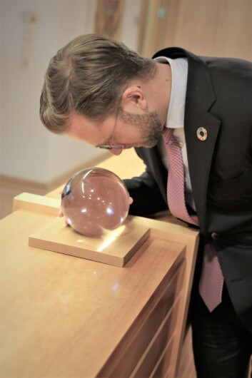 Digitaliseringsminister Astrup forsøker å se i den digitale krystallkula.