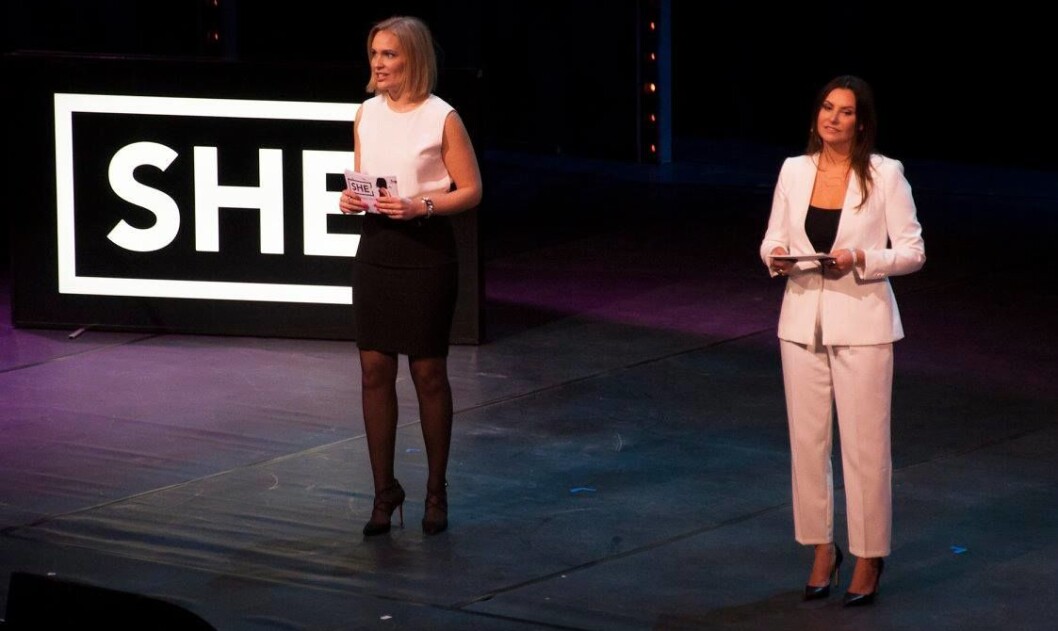 SHE Community-gründer Heidi Aven (til høyre) fra en tidligere SHE-konferanse. Selskapet har nylig anklaget DNB for å ha kopiert deres navn og deler av konseptet, i bankens kampanje #Huninvesterer. SHE Community-gründer Heidi Aven (til høyre) fra en tidligere SHE-konferanse. Selskapet har nylig anklaget DNB for å ha kopiert deres navn og deler av konseptet, i bankens kampanje #Huninvesterer.