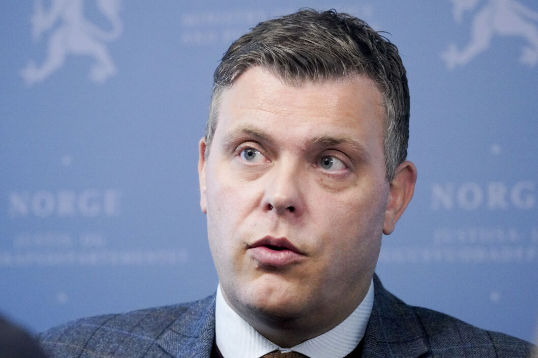 Justisminister Jøran Kallmyr (Frp) må svare Stortinget om hva han visste om PSTs ulovlige innhenting av opplysninger om norske flypassasjerer. Justisminister Jøran Kallmyr (Frp) må svare Stortinget om hva han visste om PSTs ulovlige innhenting av opplysninger om norske flypassasjerer.