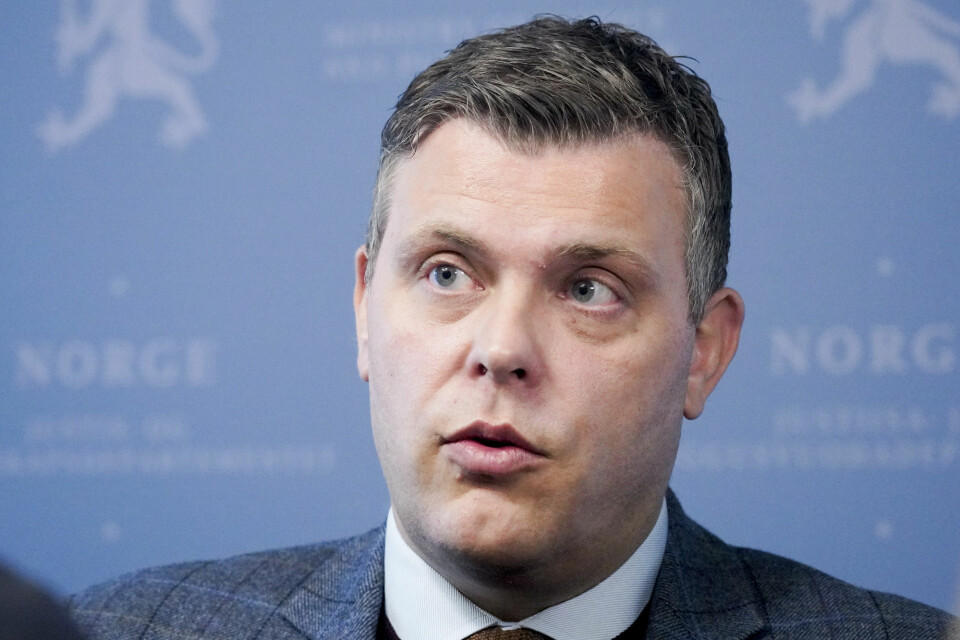 Justisminister Jøran Kallmyr (Frp) må svare Stortinget om hva han visste om PSTs ulovlige innhenting av opplysninger om norske flypassasjerer.