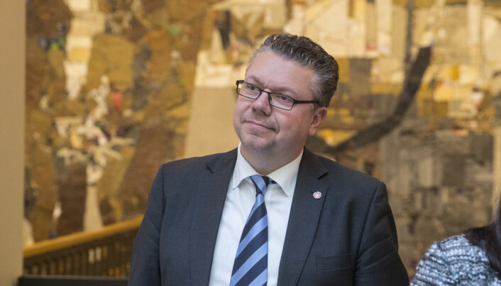 Stortingsrepresentant Ulf Leirstein (uavh.) i kontroll- og konstitusjonskomiteen krever svar på hva justisminister Jøran Kallmyr (Frp) visste om PSTs ulovlige innhenting av data om norske flypassasjerer. Stortingsrepresentant Ulf Leirstein (uavh.) i kontroll- og konstitusjonskomiteen krever svar på hva justisminister Jøran Kallmyr (Frp) visste om PSTs ulovlige innhenting av data om norske flypassasjerer.
