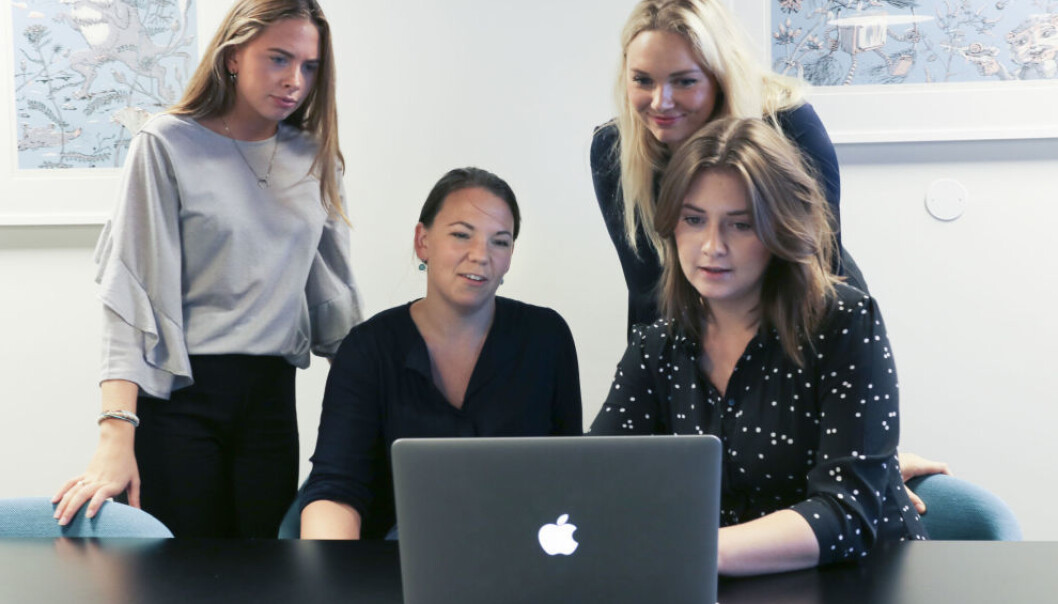 Det lånebaserte crowdfundingselskapet Kameo har nylig gjort comeback etter ett års pause. F.v: Junioranalytiker Sigrid Strand Eliassen, juridisk redaktør Linn Hoel Ringvoll, låneadministrator Amalie Grue Eriksen og marketing manager Renate Haraldsen. Foto: Brand Studio. Det lånebaserte crowdfundingselskapet Kameo har nylig gjort comeback etter ett års pause. F.v: Junioranalytiker Sigrid Strand Eliassen, juridisk redaktør Linn Hoel Ringvoll, låneadministrator Amalie Grue Eriksen og marketing manager Renate Haraldsen. Foto: Brand Studio.