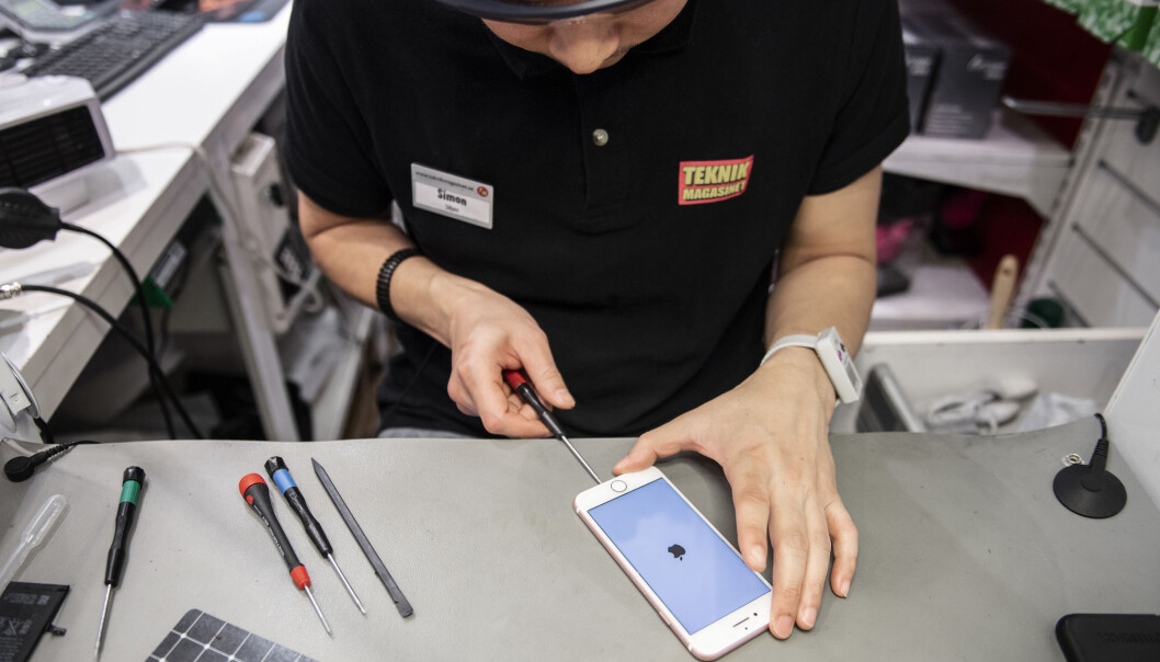 Batteribytte på en iPhone på Teknikmagasinet i Stockholm Foto: Karin Wesslén /TT / NTB scanpix Batteribytte på en iPhone på Teknikmagasinet i Stockholm Foto: Karin Wesslén /TT / NTB scanpix