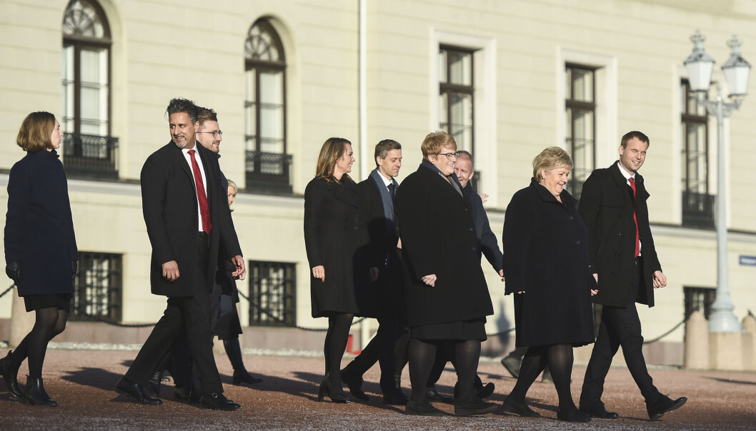 Regjeringen på Slottsplassen etter statsråd på Slottet i Oslo fredag. Regjeringen på Slottsplassen etter statsråd på Slottet i Oslo fredag.