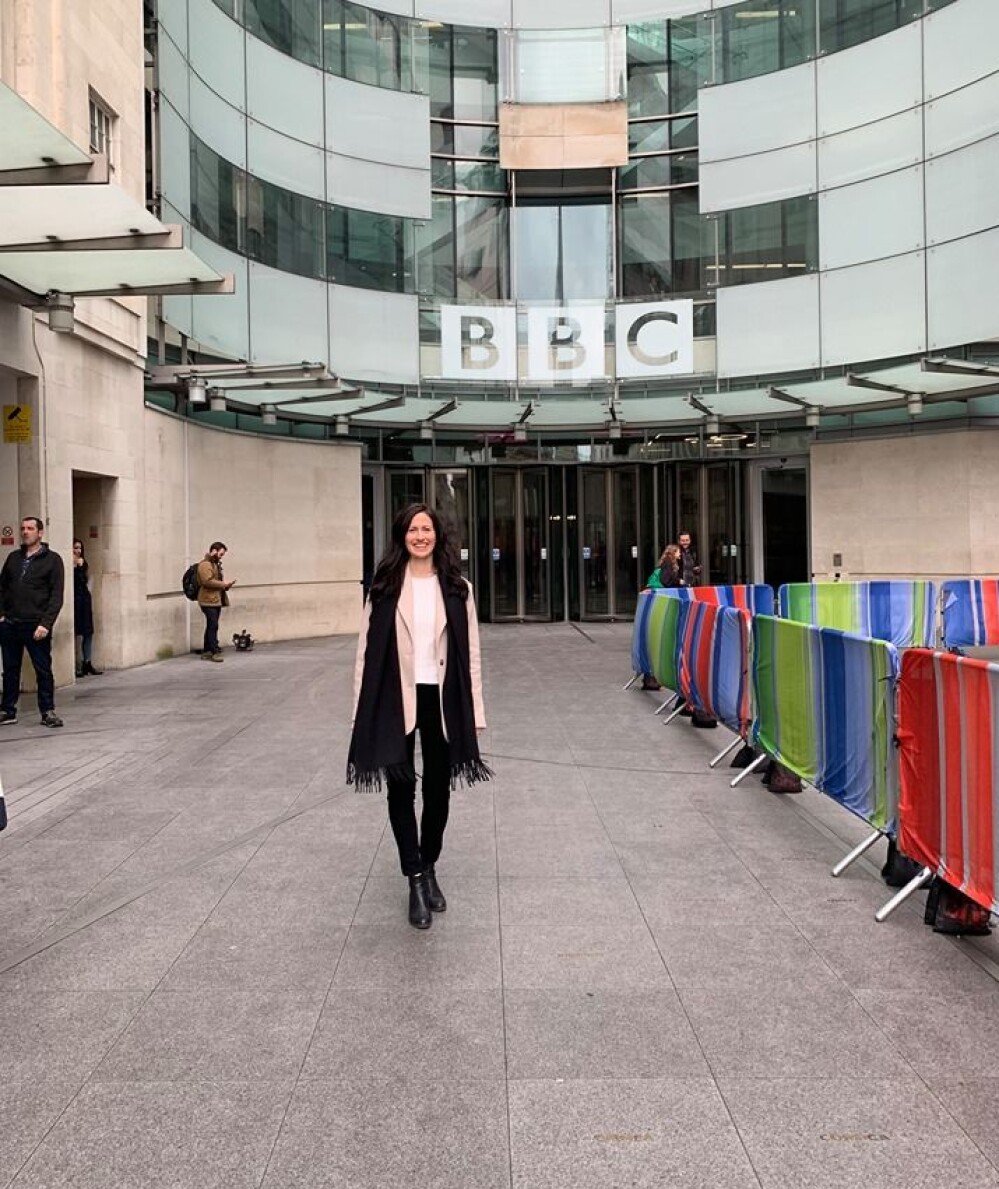 Marie Mostad utenfor BBC hvor hun både har gjort tv- og radiointervjuer i den siste tiden. Marie Mostad utenfor BBC hvor hun både har gjort tv- og radiointervjuer i den siste tiden.