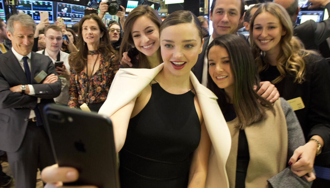 Model Miranda Kerr (center) takes a selfie with friends at the opening bell at the New York Stock Exchange, as Snapchat celebrates its IPO, Thursday, March 2, 2017. Kerr is engaged to Snapchat CEO Evan Spiegel. Foto: AP Photo/Mark Lennihan Model Miranda Kerr (center) takes a selfie with friends at the opening bell at the New York Stock Exchange, as Snapchat celebrates its IPO, Thursday, March 2, 2017. Kerr is engaged to Snapchat CEO Evan Spiegel. Foto: AP Photo/Mark Lennihan