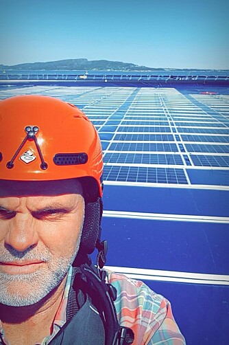 Børge Bjørneklett på Ocean Suns anlegg utenfor Austevoll, sørvest for Bergen. Foto: Ocean Sun. Børge Bjørneklett på Ocean Suns anlegg utenfor Austevoll, sørvest for Bergen. Foto: Ocean Sun.
