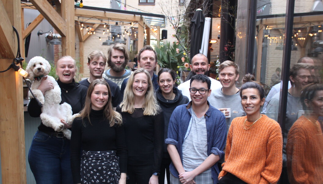 Folq-teamet: Fra venstre:
Hunden Aya, Mari Eidsvåg, Øystein Hovind, Ellen Barkost, Runar Furenes, Eldri Coll Mossige, Håvard Tegelsrud, Helle Hoem-Martinsen, Alf Ruben Kvamme (bak), Rachid Allal, Hans Henrik Grønsleth, Neda Riahi
(ikke tilstede: Olle Fredriksson, Marte Eidet) Folq-teamet: Fra venstre:
Hunden Aya, Mari Eidsvåg, Øystein Hovind, Ellen Barkost, Runar Furenes, Eldri Coll Mossige, Håvard Tegelsrud, Helle Hoem-Martinsen, Alf Ruben Kvamme (bak), Rachid Allal, Hans Henrik Grønsleth, Neda Riahi
(ikke tilstede: Olle Fredriksson, Marte Eidet)