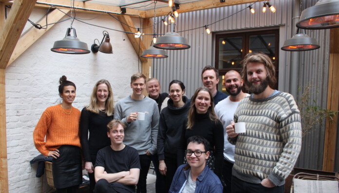 Fra venstre: Neda Riahi, Eldri Coll Mossige, Øystein Hovind (sittende), Hans Henrik Grønsleth, Mari Eidsvåg, Helle Hoem-Martinsen, Ellen Barkost, Rachid Allal (sittende), Håvard Tegelsrud (bak), Alf Ruben Kvamme, Runar Furenes Fra venstre: Neda Riahi, Eldri Coll Mossige, Øystein Hovind (sittende), Hans Henrik Grønsleth, Mari Eidsvåg, Helle Hoem-Martinsen, Ellen Barkost, Rachid Allal (sittende), Håvard Tegelsrud (bak), Alf Ruben Kvamme, Runar Furenes