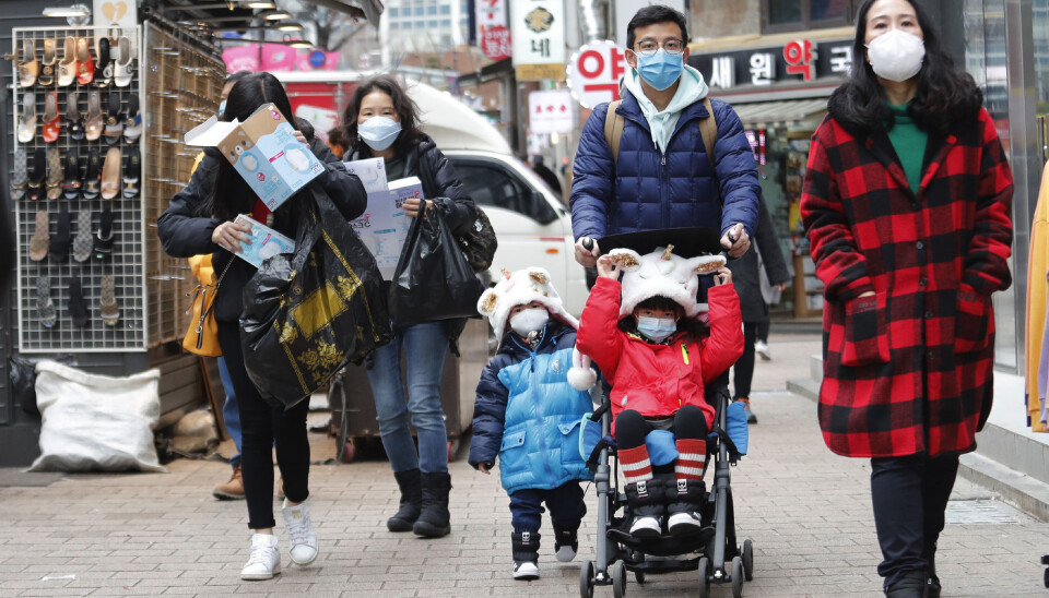 Både virusfrykt og forurensing gjør at masker blant familier i Sør-Korea for tiden.