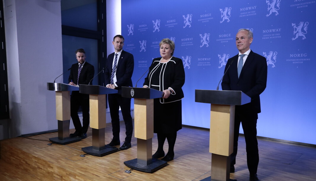 Statsminister Erna Solberg (H), finansminister Jan Tore Sanner (H), Barne- og familieminister Kjell Ingolf Ropstad (KrF) og arbeids- og sosialminister
Torbjrn Re Isaksen (H) legger fram tiltakspakke i forbindelse med koronaviruset. Statsminister Erna Solberg (H), finansminister Jan Tore Sanner (H), Barne- og familieminister Kjell Ingolf Ropstad (KrF) og arbeids- og sosialminister
Torbjrn Re Isaksen (H) legger fram tiltakspakke i forbindelse med koronaviruset.