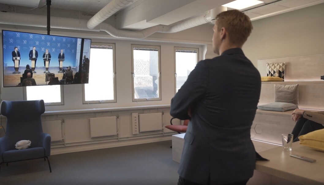 Søbyskogen ser på pressekonferansen med regjeringen. Søbyskogen ser på pressekonferansen med regjeringen.