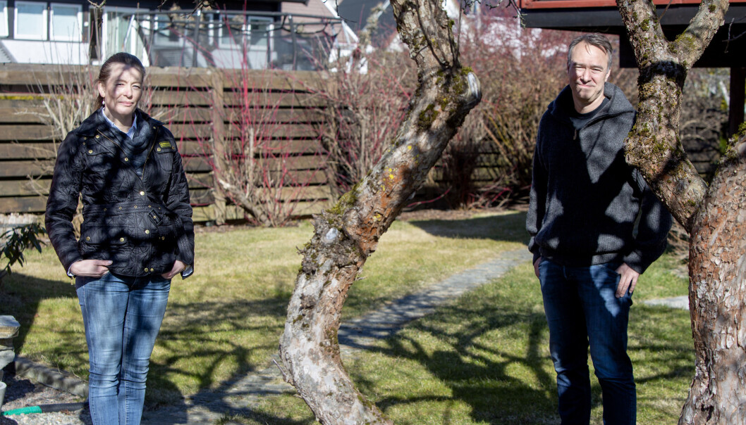 Kathrine Myhre i Norway Health Tech og Anders Eikenes i Oivi holdt god avstand da de møtte hverandre utenfor Myhres hjemmekontor på Jar torsdag. Kathrine Myhre i Norway Health Tech og Anders Eikenes i Oivi holdt god avstand da de møtte hverandre utenfor Myhres hjemmekontor på Jar torsdag.