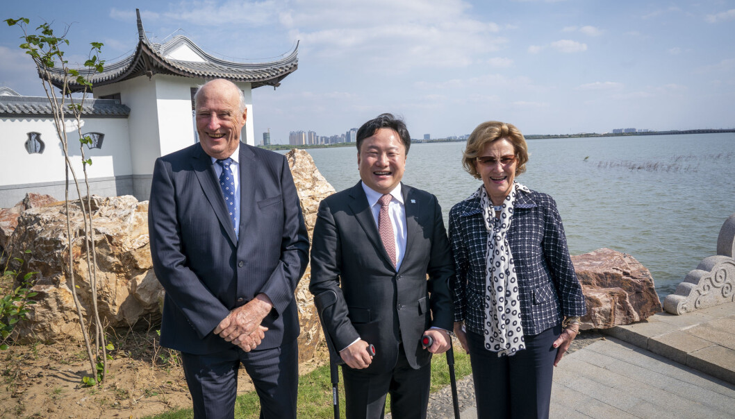Kong Harald og dronning Sonja besøkte United World College i Changshu 110 km vest for Shanghai i 2018, 21 år etter at de møtte grunnlegger og styreformann Mark Jiapeng Wang for første gang. Kong Harald og dronning Sonja besøkte United World College i Changshu 110 km vest for Shanghai i 2018, 21 år etter at de møtte grunnlegger og styreformann Mark Jiapeng Wang for første gang.