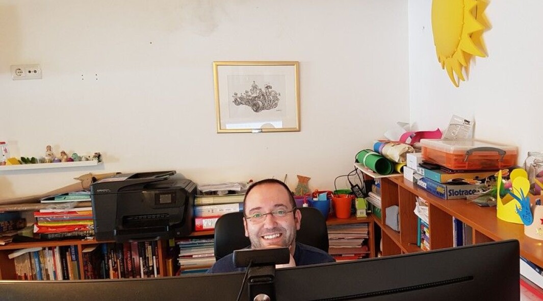 André Alves leder digitaliseringen i Østre Toten - fra dette hjemmekontoret i Portugal. På syv dager laget han en ny digital verktøykasse i forbindelse med coronakrisen. André Alves leder digitaliseringen i Østre Toten - fra dette hjemmekontoret i Portugal. På syv dager laget han en ny digital verktøykasse i forbindelse med coronakrisen.