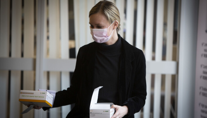 Tori Pedersen i Lion Healthcare viser frem tester og smittevernutstyr som de nå vil rulle ut i markedet. Tori Pedersen i Lion Healthcare viser frem tester og smittevernutstyr som de nå vil rulle ut i markedet.