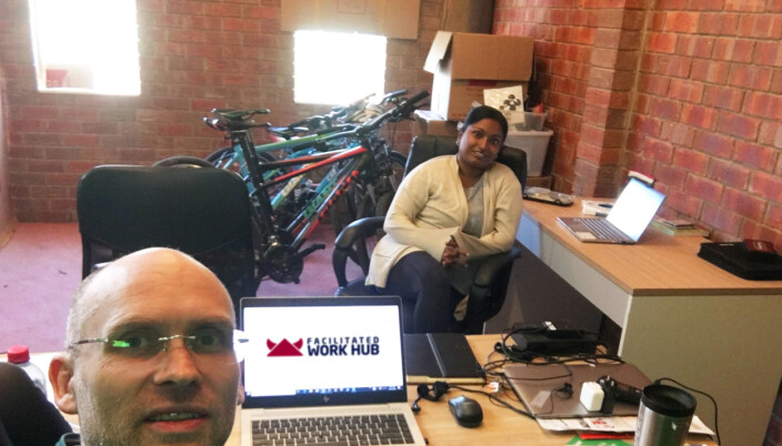 CEO og CMO i Facilitated Work Hub, Øystein og Uma Baeko, bruker garasjen som hjemmekontor. Foto: Øystein Baeko. CEO og CMO i Facilitated Work Hub, Øystein og Uma Baeko, bruker garasjen som hjemmekontor. Foto: Øystein Baeko.