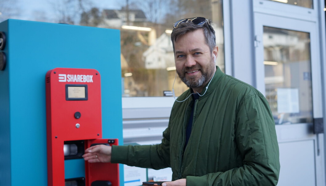 CEO i Sharebox Arne Eivind Andersen foran skapet som nå skal benyttes i et nytt bilutleie-konsept på amerikanske flyplasser. CEO i Sharebox Arne Eivind Andersen foran skapet som nå skal benyttes i et nytt bilutleie-konsept på amerikanske flyplasser.