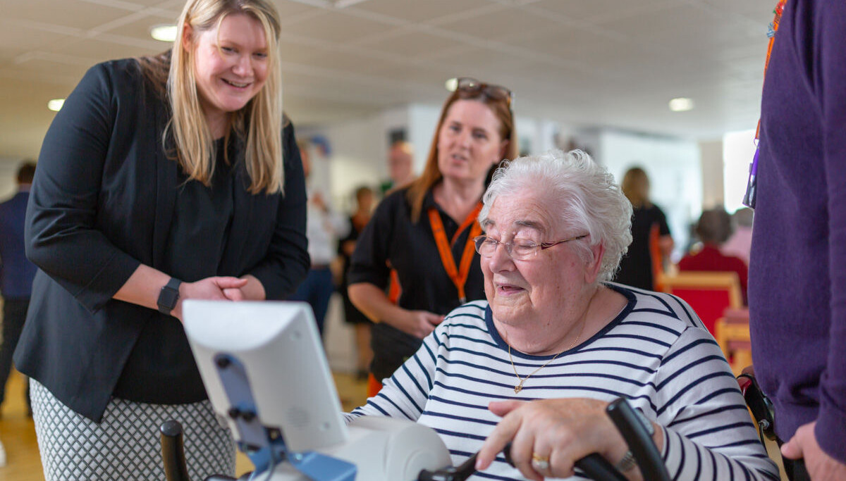 Motitech får isolerte sykehjemsbeboere «ut»: – Viktigere enn noen gang