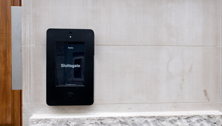 Produktet er en moderne porttelefon der man benytter en app på mobiltelefonen som døråpner. En skybasert touchskjerm basert på norsk teknologi utgjør selve hjertet i systemet. Produktet er en moderne porttelefon der man benytter en app på mobiltelefonen som døråpner. En skybasert touchskjerm basert på norsk teknologi utgjør selve hjertet i systemet.