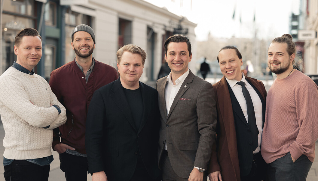 F.v. William Löf (Head of in-house Delivery i Devies), Jens Östgaard (medgrundare av QueensLab), Simon Arvidsson (gründer og daglig leder i Devies), Stefan Trailovi (adm. dir. QueensLab), Marcus Nordquist (CTO QueensLab), John Johansson (CTO Devies). F.v. William Löf (Head of in-house Delivery i Devies), Jens Östgaard (medgrundare av QueensLab), Simon Arvidsson (gründer og daglig leder i Devies), Stefan Trailovi (adm. dir. QueensLab), Marcus Nordquist (CTO QueensLab), John Johansson (CTO Devies).