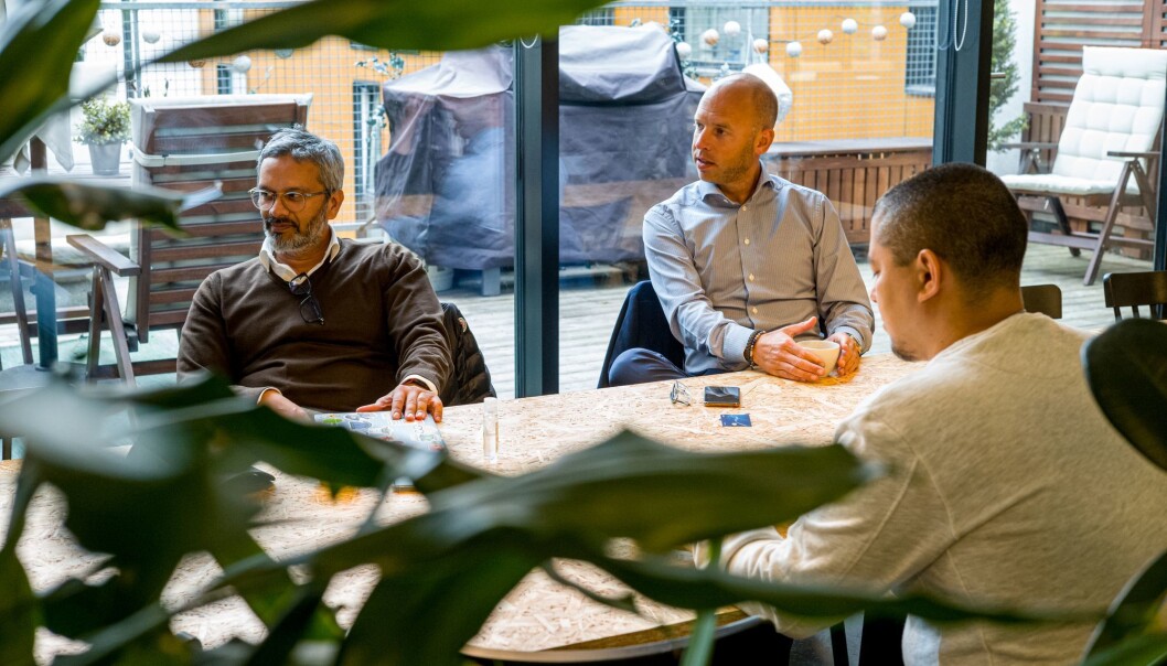 Wasim Rashid (CTO) og Emil Eriksrød, konsernsjef i R8 Property. Daniel Bentes med ryggen mot. Wasim Rashid (CTO) og Emil Eriksrød, konsernsjef i R8 Property. Daniel Bentes med ryggen mot.