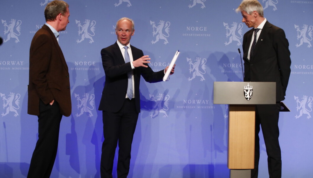 Finansminister Jan Tore Sanner (H). Skattedirektr Hans Christian Holte th. og
administrerende direktr i Finans Norge, Idar Kreutzer tv. Finansminister Jan Tore Sanner (H). Skattedirektr Hans Christian Holte th. og
administrerende direktr i Finans Norge, Idar Kreutzer tv.