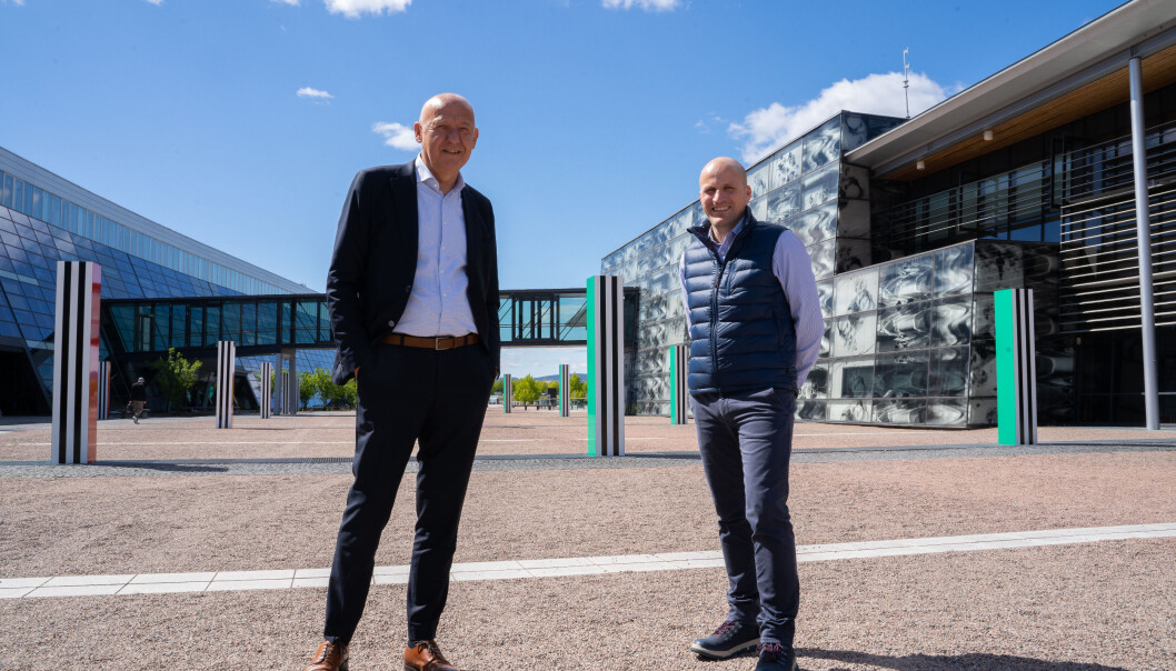 Investeringsdirektør Otto Frøseth i Investinor og Inge Hovd Gangås i Sintef Venture skyter inn henholdsvis 20 og 10 millioner kroner i Investeringsdirektør Otto Frøseth i Investinor og Inge Hovd Gangås i Sintef Venture skyter inn henholdsvis 20 og 10 millioner kroner i